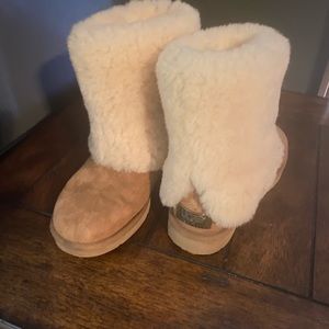 Like new Ugg boots with fur ankle